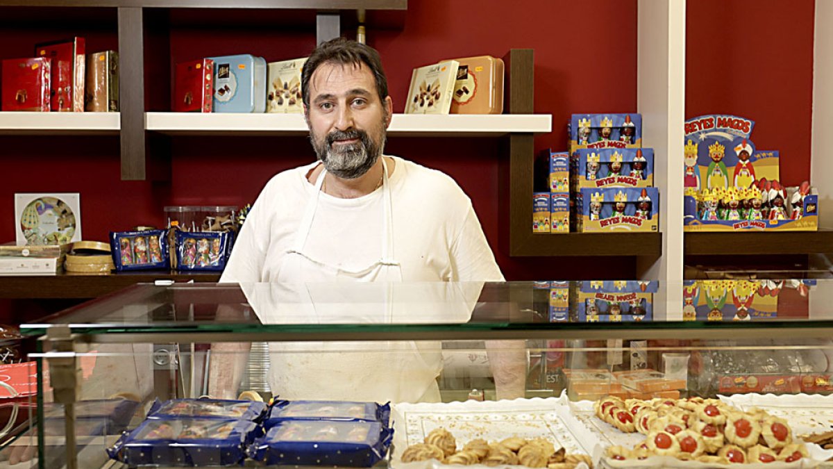Rafael Mesonero, presidente de la Asociación de Confiteros de Valladolid, en Vitín, su pastelería. PHOTOGENIC