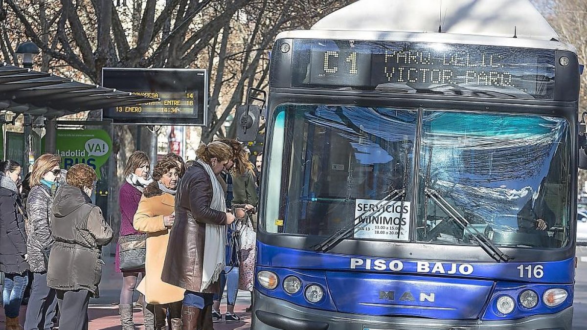 Viajeros subiendo a un autobús urbano-E. M.