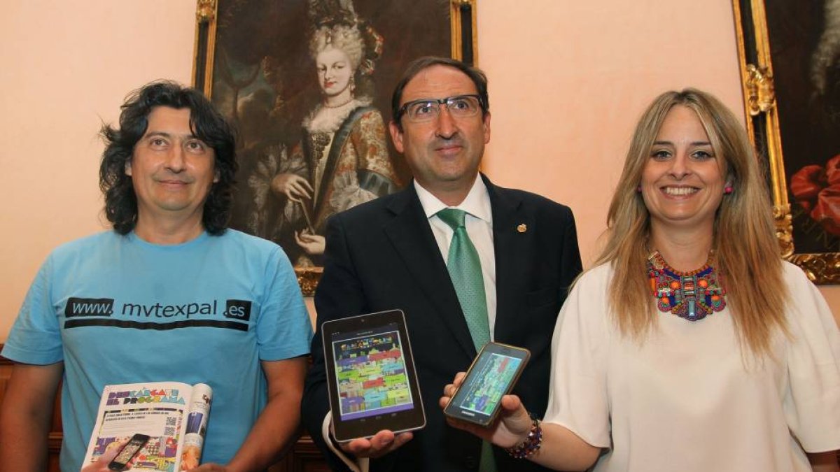 El alcalde de Palencia, Alfonso Polanco, y la concejal de Fiestas, Ana Rosa García Benito, junto al gerente de Acuamedia, Juan Carlos Martinez(I),-Ical