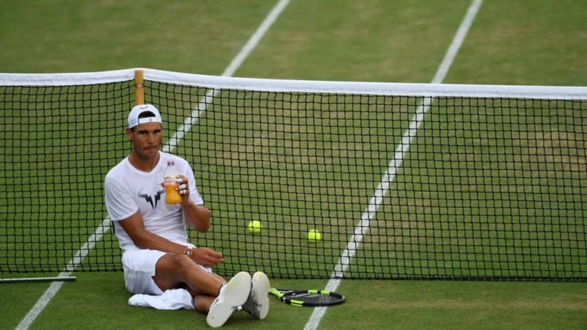 Rafael Nadal, sobre la reseca hierba de Wimbledon, en el descanso de un entrenamiento de este domingo.-REUTERS / TONY O BRIEN
