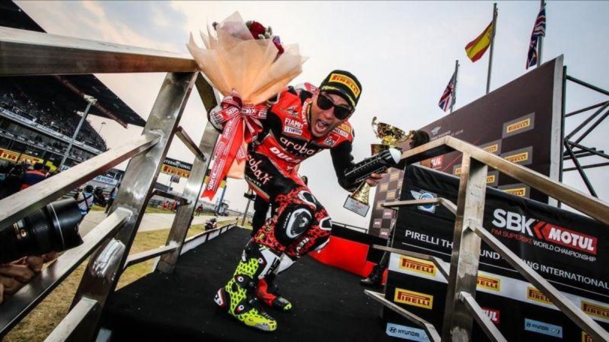 Álvaro Bautista, feliz, en las escaleras del podio de Buriram, en Tailandia, donde arrasó ayer en el Mundial de Superbikes.-WORLD SBK / DAVID CLARES