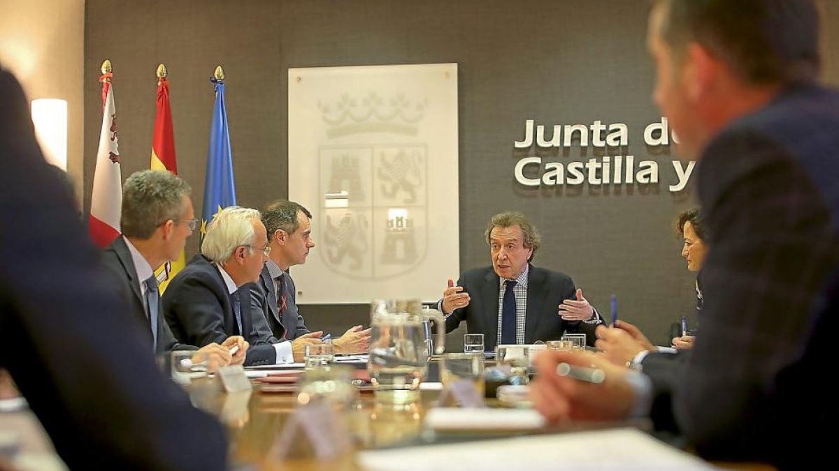 El vicepresidente de la Junta, en el centro, durante la reunión de la Comisión de Coordinación Territorial.-ICAL