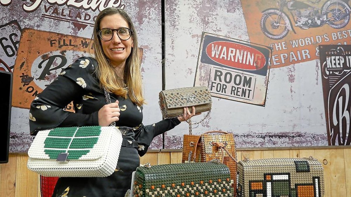 Paloma Hernández posa con algunos de sus Bag & Block que elabora con piezas tipo Lego.-J. M. LOSTAU