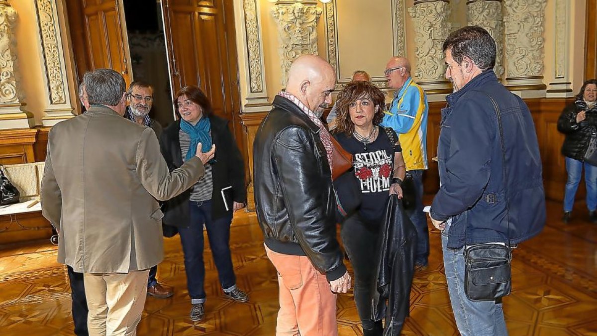 Representantes vecinales tras la reunión celebrada en el Ayuntamiento.-J.M.LOSTAU