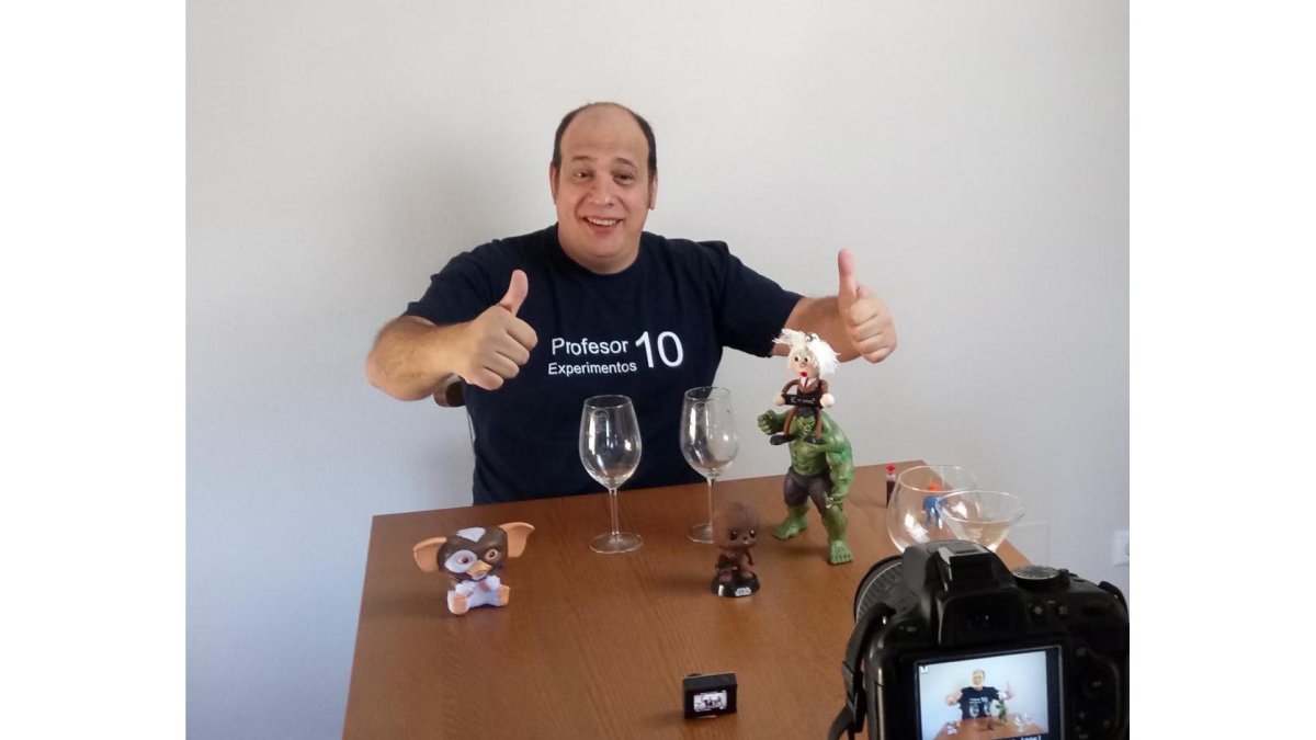 El profesor Sergio Barrio durante la grabación de uno de sus vídeos de YouTube.-EL MUNDO