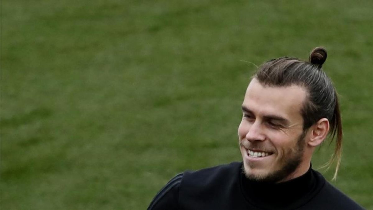 Bale sonríe durante el entrenamiento del Madrid este viernes en la ciudad deportiva de Valdebebas.-JAVIER LIZON / EFE
