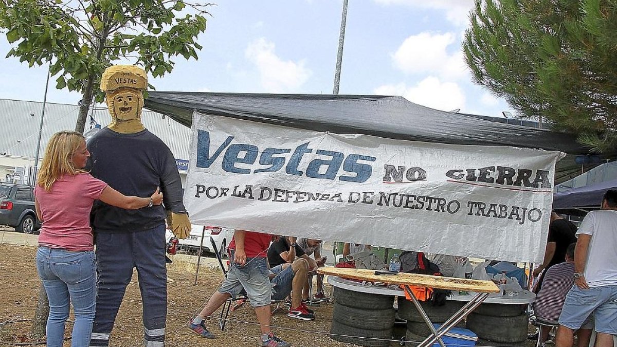 Imagen de archivo del campamento que los trabajadores de Vestas levantaron como protesta en Villadangos.-ICAL