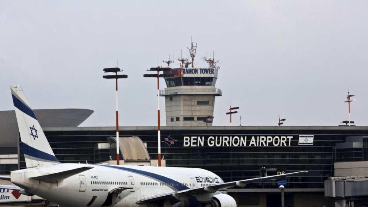 Un avión en el aeropuerto de Ben Gurión (Israel), este martes.-REUTERS / NIR ELIAS
