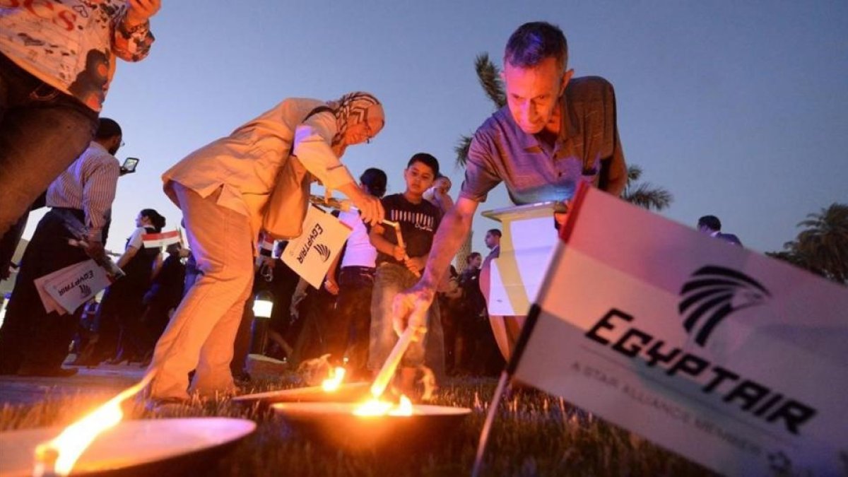 Ciudadanos egipcios encienden velas durante una vigilia por las 66 víctimas del vuelo de EgyptAir MS804, en la Opera House de El Cairo, el 26 de mayo.-AFP / KHALED DESOUKI