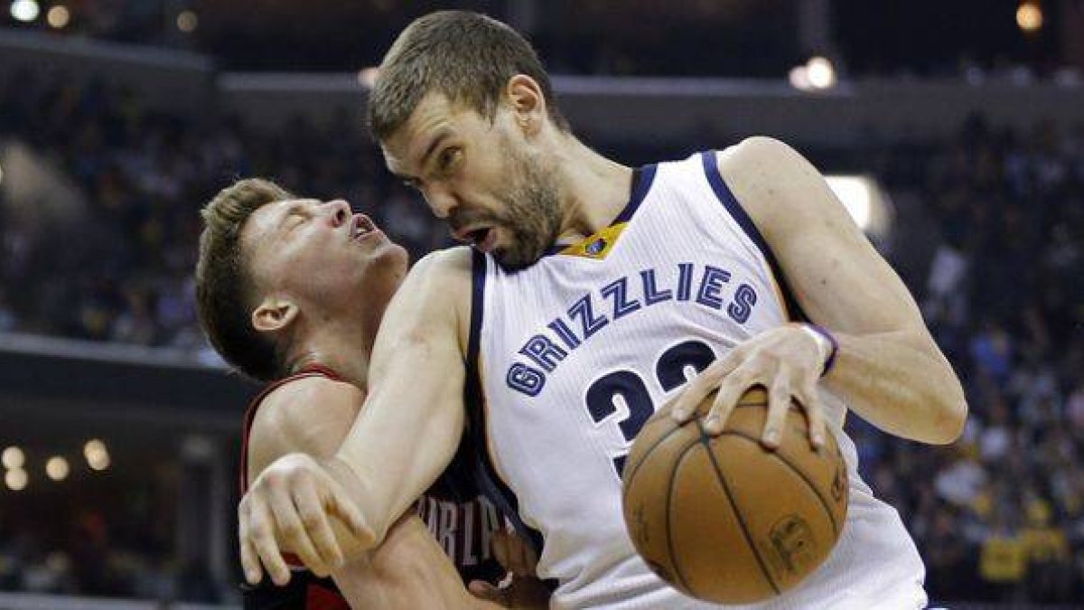 Marc Gasol y Meyers Leonard, en un momento del partido entre los Grizzlies y los Trail Blazers disputado en Menfis.-Foto: AP / MARK HUMPHREY