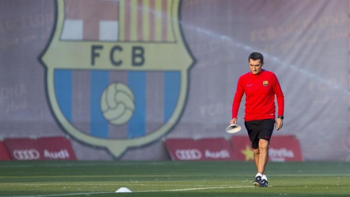 Valverde, en un entrenamiento del Barcelona en la ciudad deportiva de Sant Joan Despí.-JAVI FERRÁNDIZ