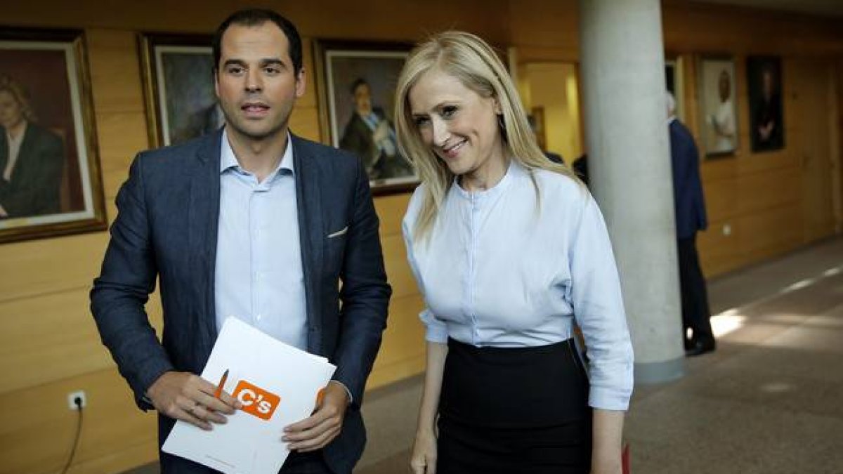 Cristina Cifuentes y Ignacio Aguado, durante la reunión que han mantenido este viernes.-Foto: JOSÉ LUIS ROCA