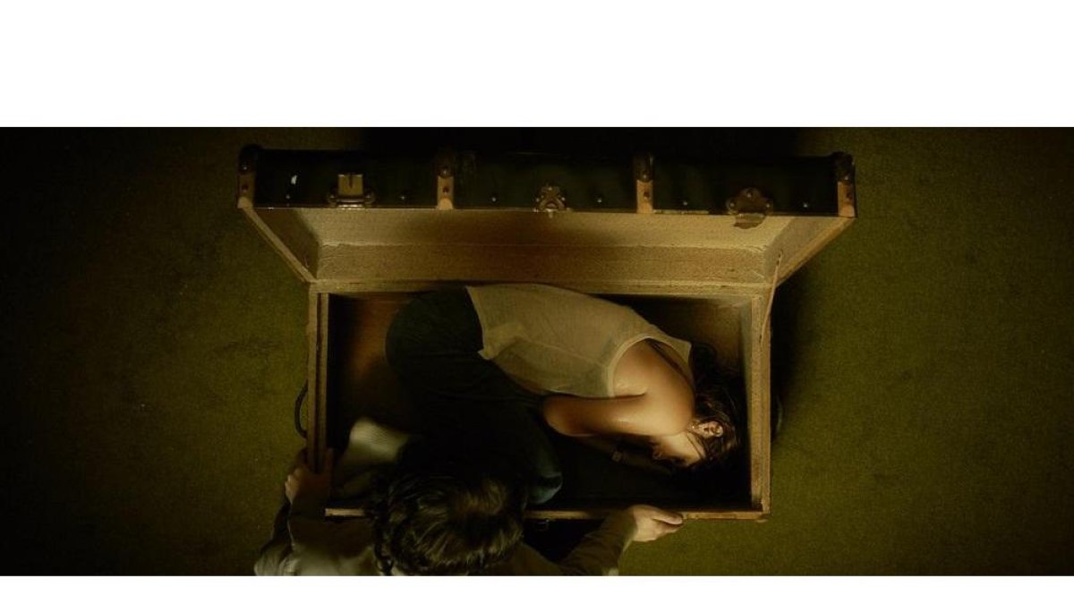 La actriz Mariam Hernández, encerrada dentro de un baúl en una escena del cortometraje ‘Amandine’.-