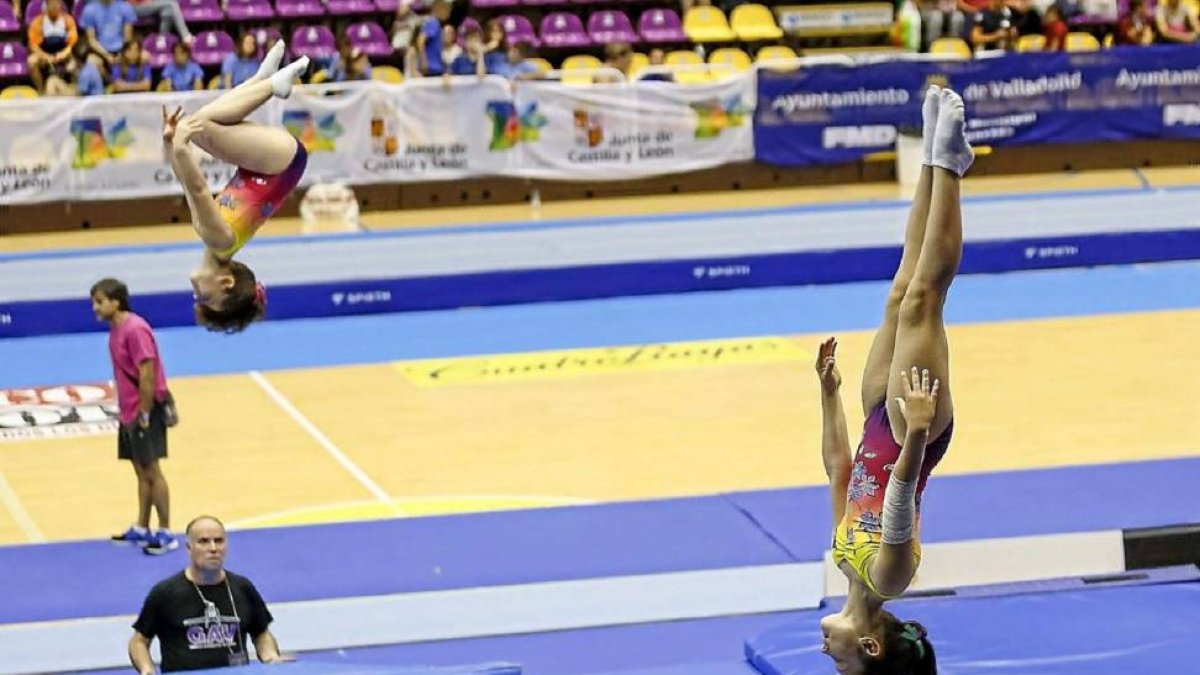 Diana Sanz, junto a su compañera Sara Tuñón en un ejercicio.-M.Á. Santos