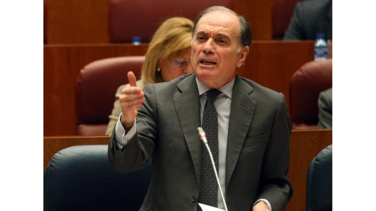 El consejero de Economía y Empleo, Tomás Villanueva en una intervención en un pleno de las Cortes-Ical