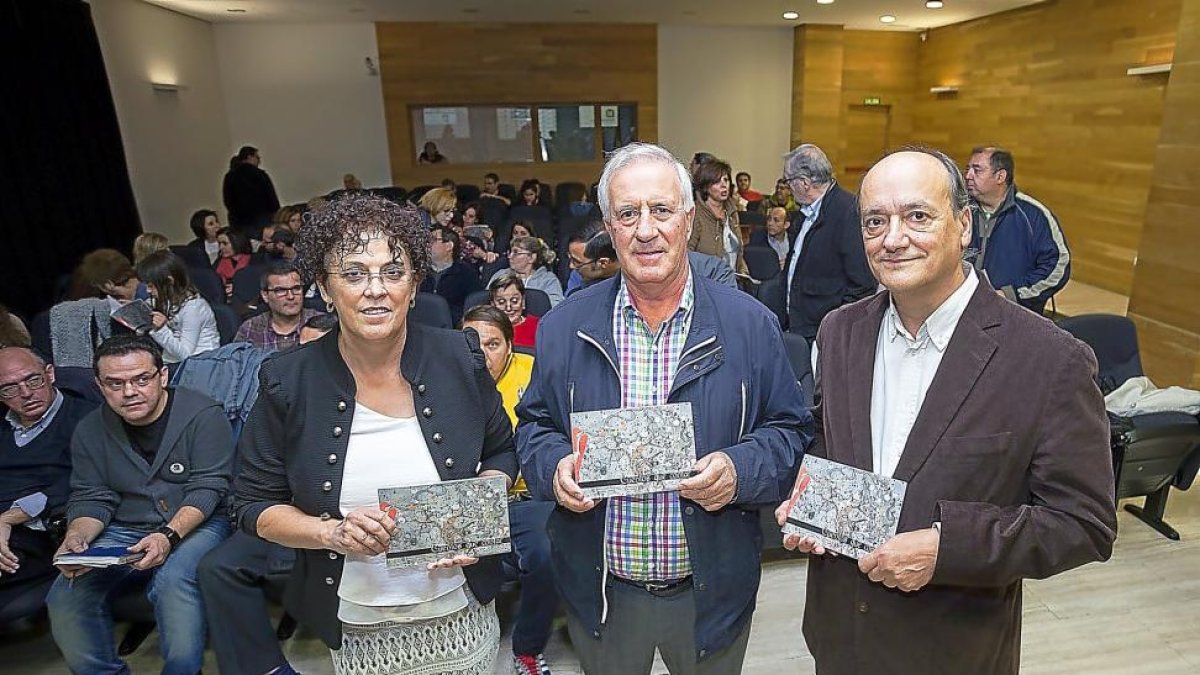 La concejala Rafi Romero, Jesús Corrales y Gustavo Martín Garzo con un ejemplar de el libro.-PABLO REQUEJO (PHOTOGENIC)