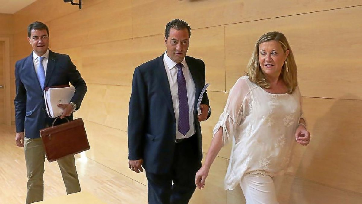 La consejera de Economía, Pilar del Olmo, a su llegada a la comisión de investigación con el presidente de la misma, Salvador Cruz.-ICAL