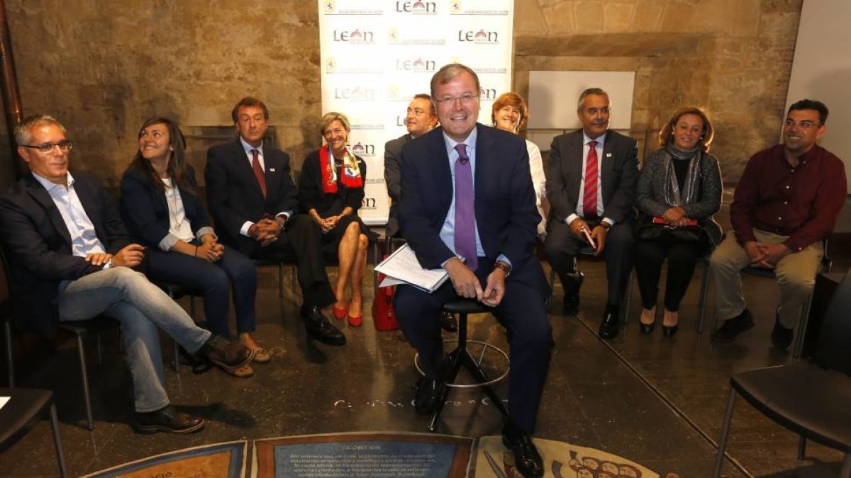El alcalde de León, Antonio Silván, mantiene un encuentro con los medios de comunicación para analizar los primeros cien días de mandato.-ICAL