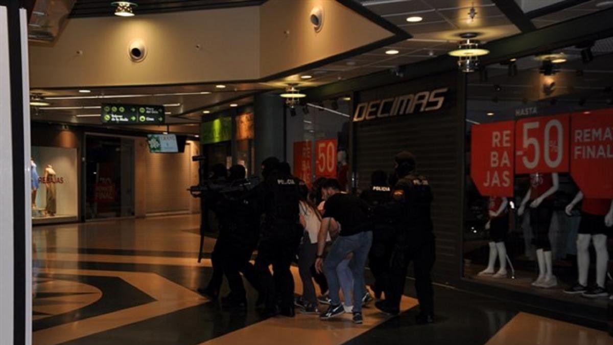 Simulacro en el Centro Comercial de Ávila.-POLICÍA DE ÁVILA