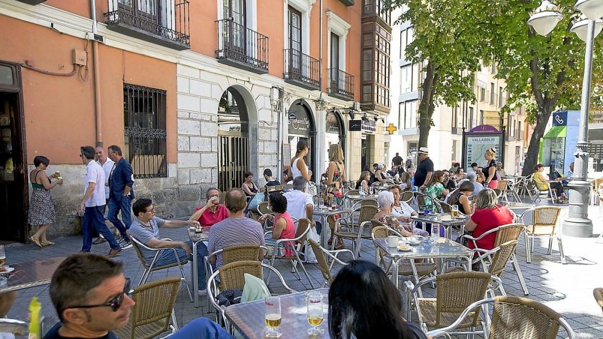 Varios ciudadanos pasan la tarde en una terraza.-JOSÉ C. CASTILLO / PHOTOGENIC