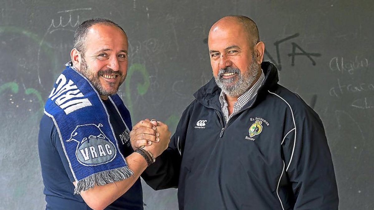 Jaime Ramos, con la bufanda del VRAC, junto a su hermano Juan, con el anorak chamizo.-PABLO REQUEJO