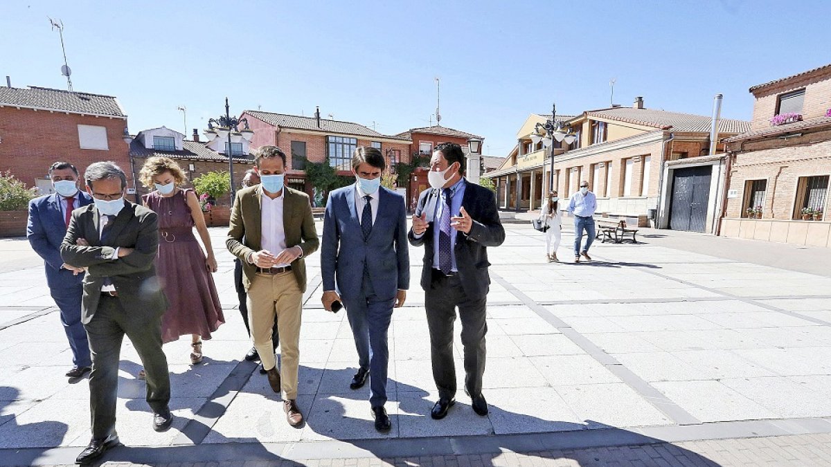 El consejero Juan Carlos Suárez-Quiñones y los alcaldes del convenio Rehabitare, ayer en Viana de Cega. ICAL
