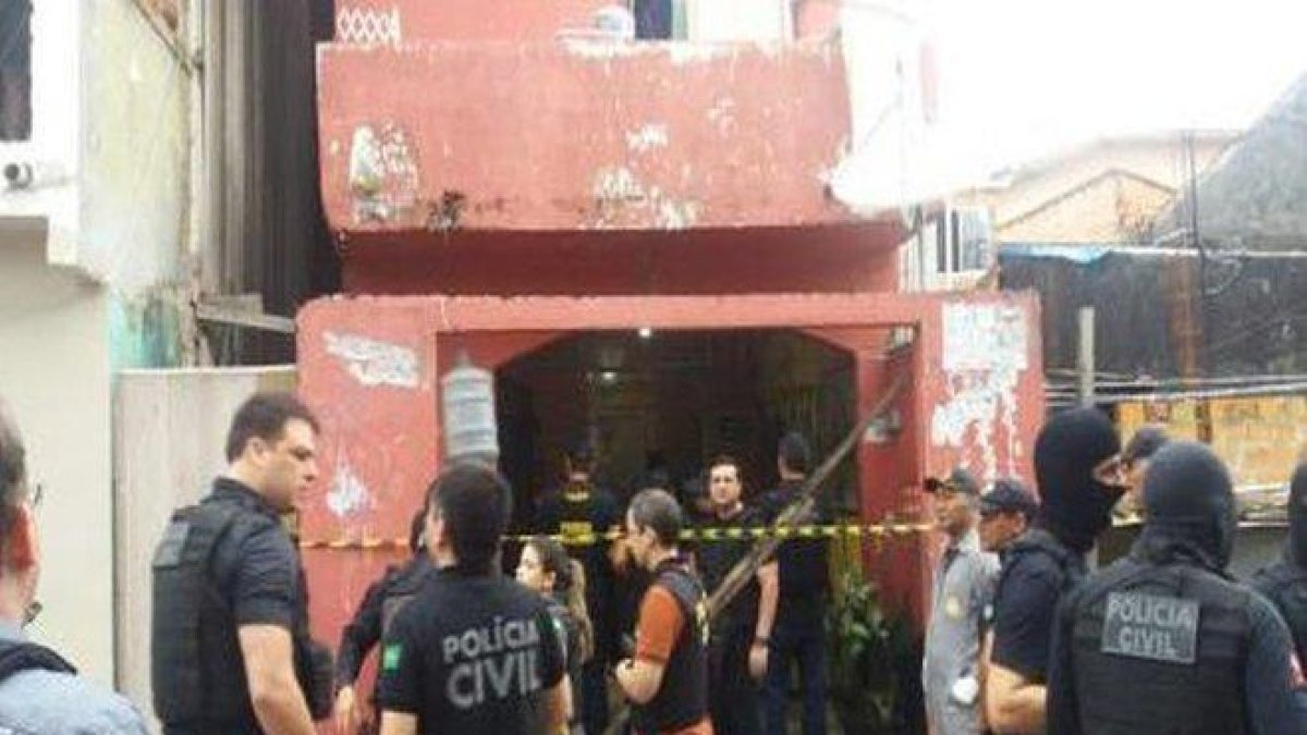 La polícia asegura el lugar de un ataque armado en Brasil.-