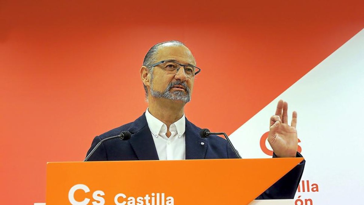 El portavoz de Ciudadanos, Luis Fuentes, durante su comparecencia ante los medios de comunicación.-ICAL