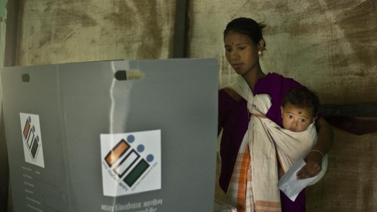 Una mujer india vota en el estado de Majuli Assam (India).-ANUPAM NATH (AP)