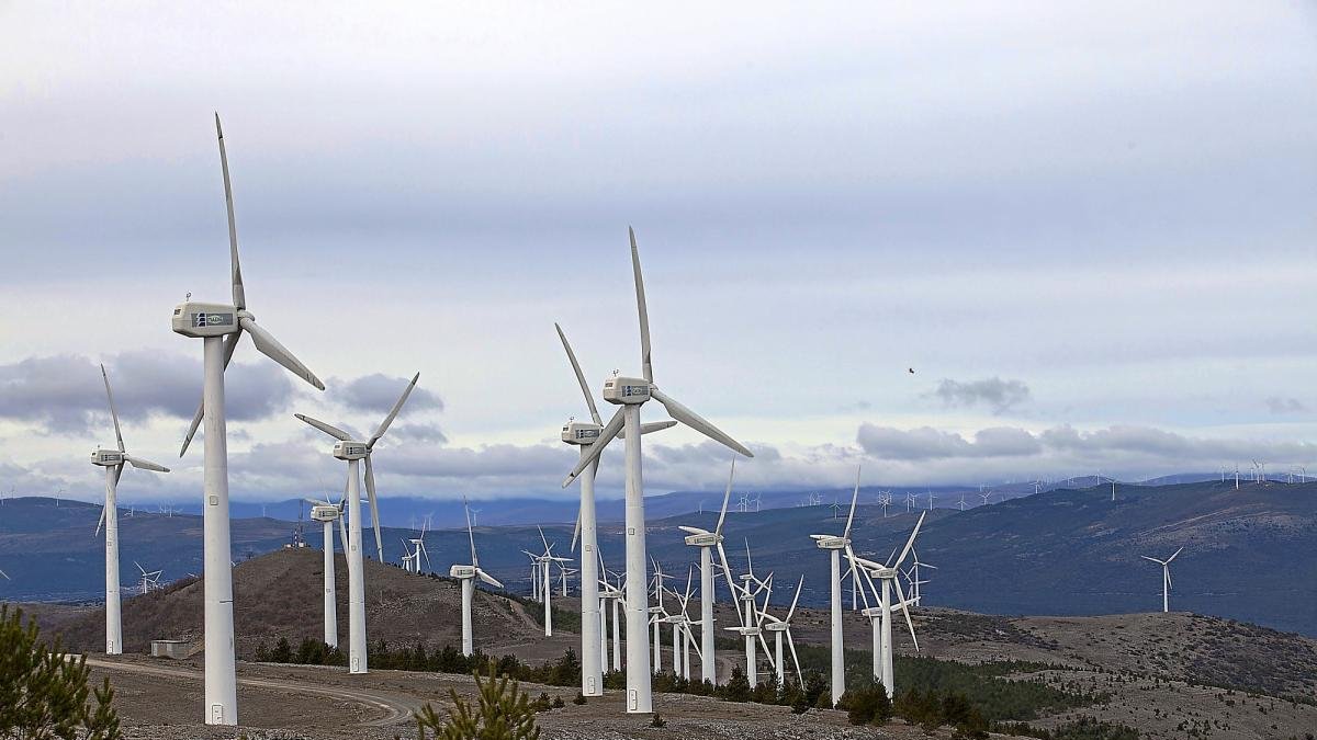 Aerogeneradores en funcionamiento en un parque eólico ubicado en Castilla y León.- E. M.