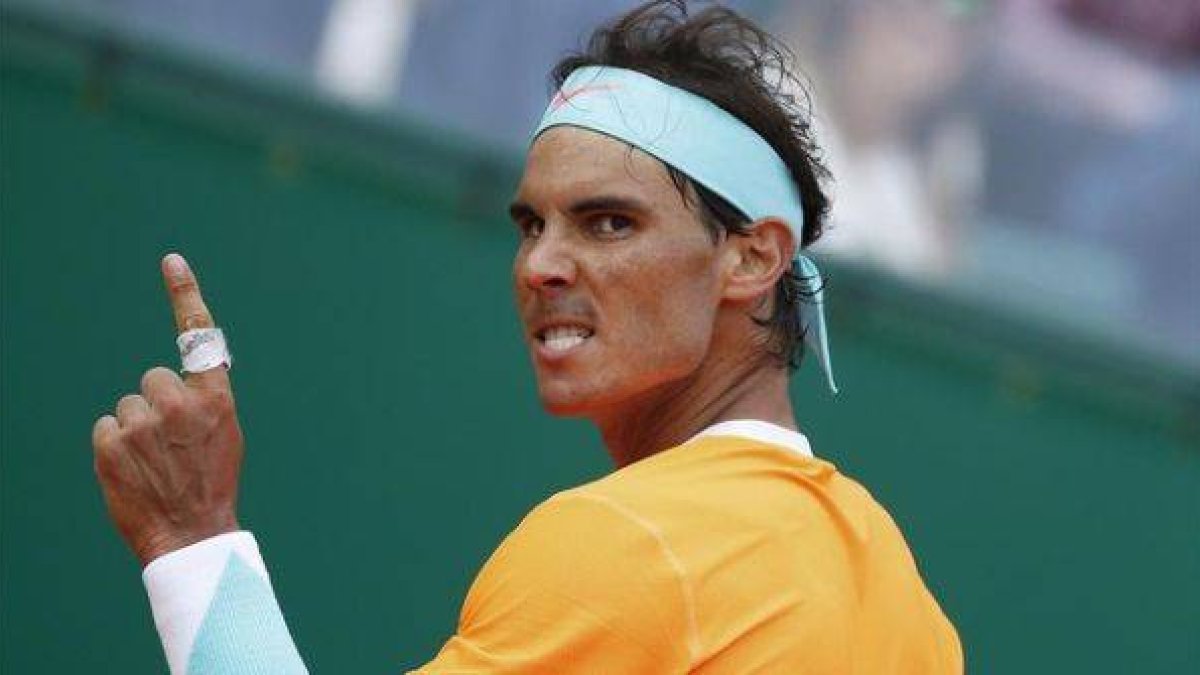 Nadal celebra un punto ante Djokovic en la semifinal de Montecarlo.-Foto: AFP / JEAN-CHRISTOPHE MAGNENET
