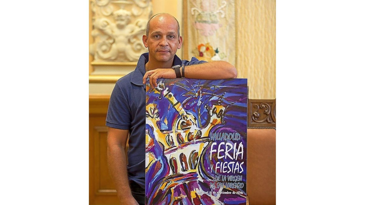 Juan Carlos Velasco junto a su cartel para las fiestas-Pablo Requejo