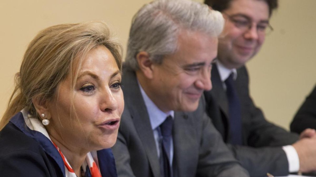 La vicepresidenta de la Junta de Castilla y León y consejera de Empleo, Rosa Valdeón, y el equipo directivo de su departamento celebran consejo de dirección abierto a la sociedad civil y los los medios de comunicación.-ICAL