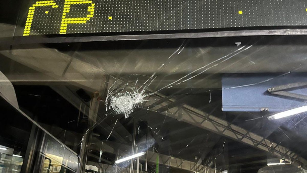 Estado en el que quedó la luna del bus tras los disparos.-E. M.