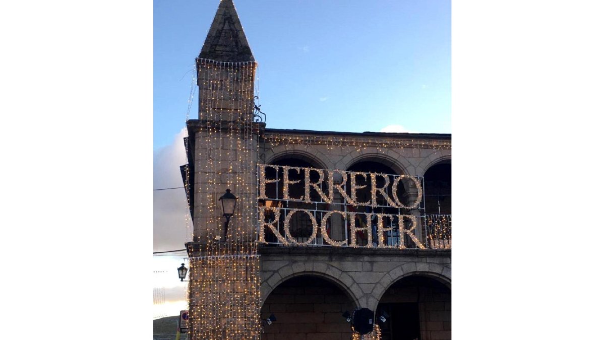 Plaza del Ayuntamiento con la iluminación de Ferrero Rocher.-E. M.