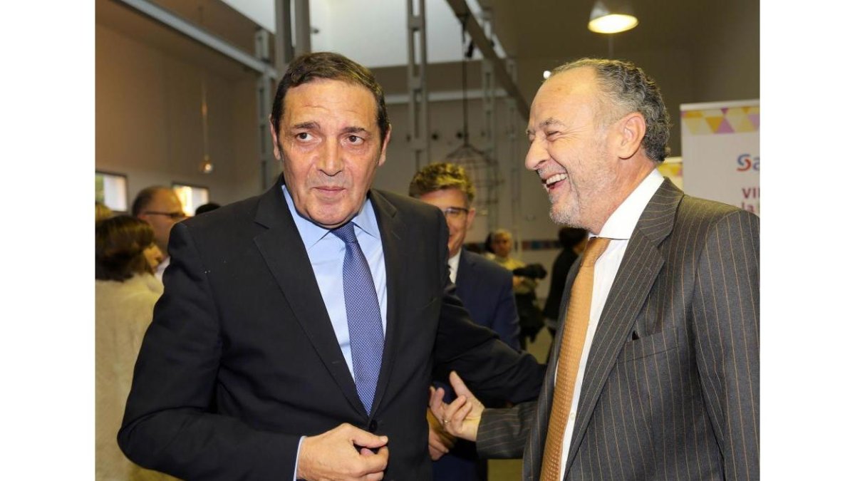 El consejero de Sanidad, Antonio María Sáez, asiste a la entrega de los premios Sanitaria 2000-Ical