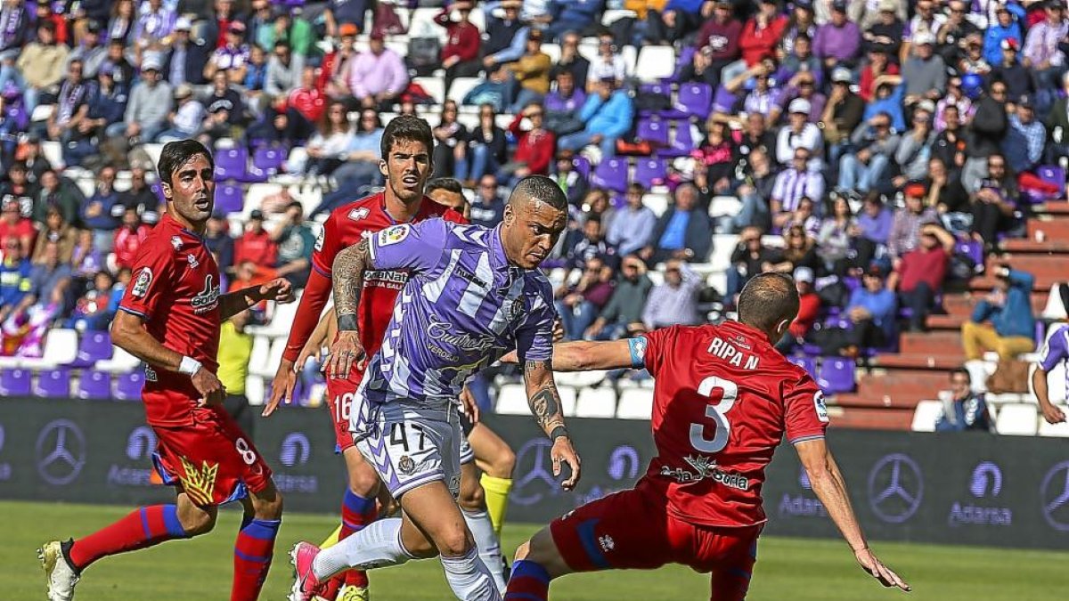 De Tomás salva el marcaje de Ripa en el partido frente al Numancia.-MIGUEL ÁNGEL SANTOS