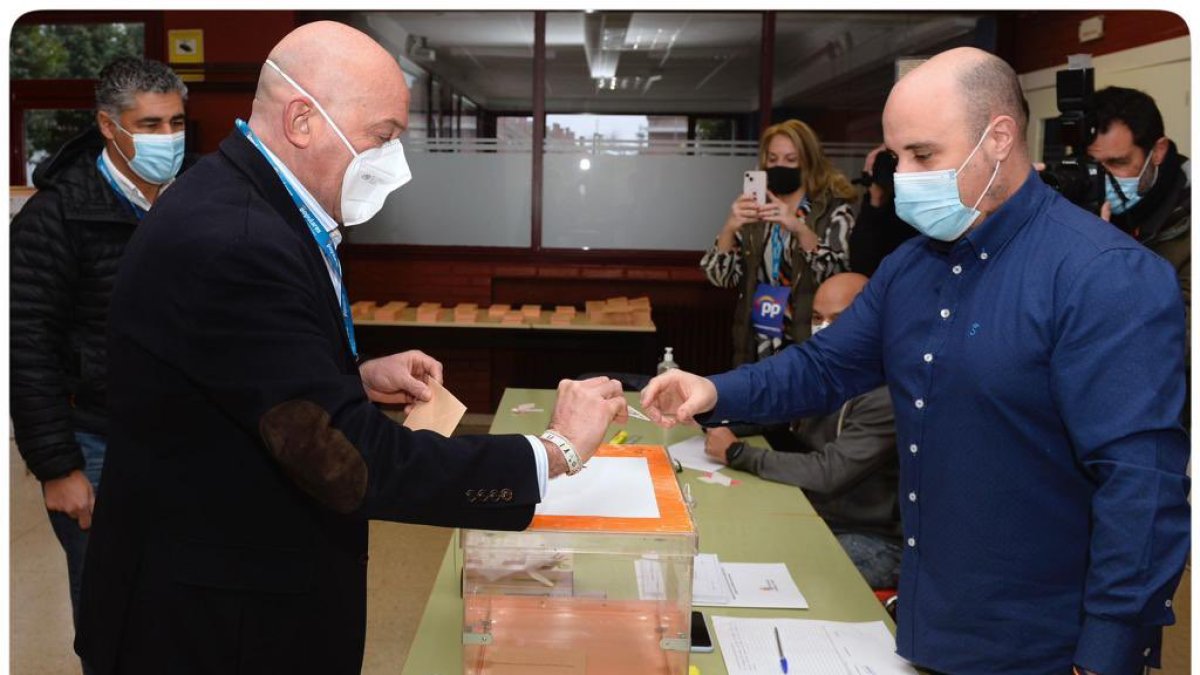 Jesús Julio Carnero (PP) ejerce su derecho al voto en la provincia de Valladolid. -ICAL