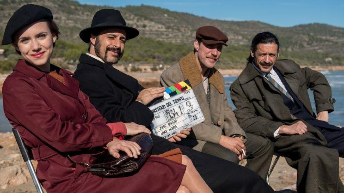 Aura Garrido, Hugo Silva, José Manuel Poga y Nacho Fresneda, protagonistas de la serie de TVE-1 'El Ministerio del Tiempo', en un descanso del rodaje en Peñíscola.-TAMARA ARRANZ