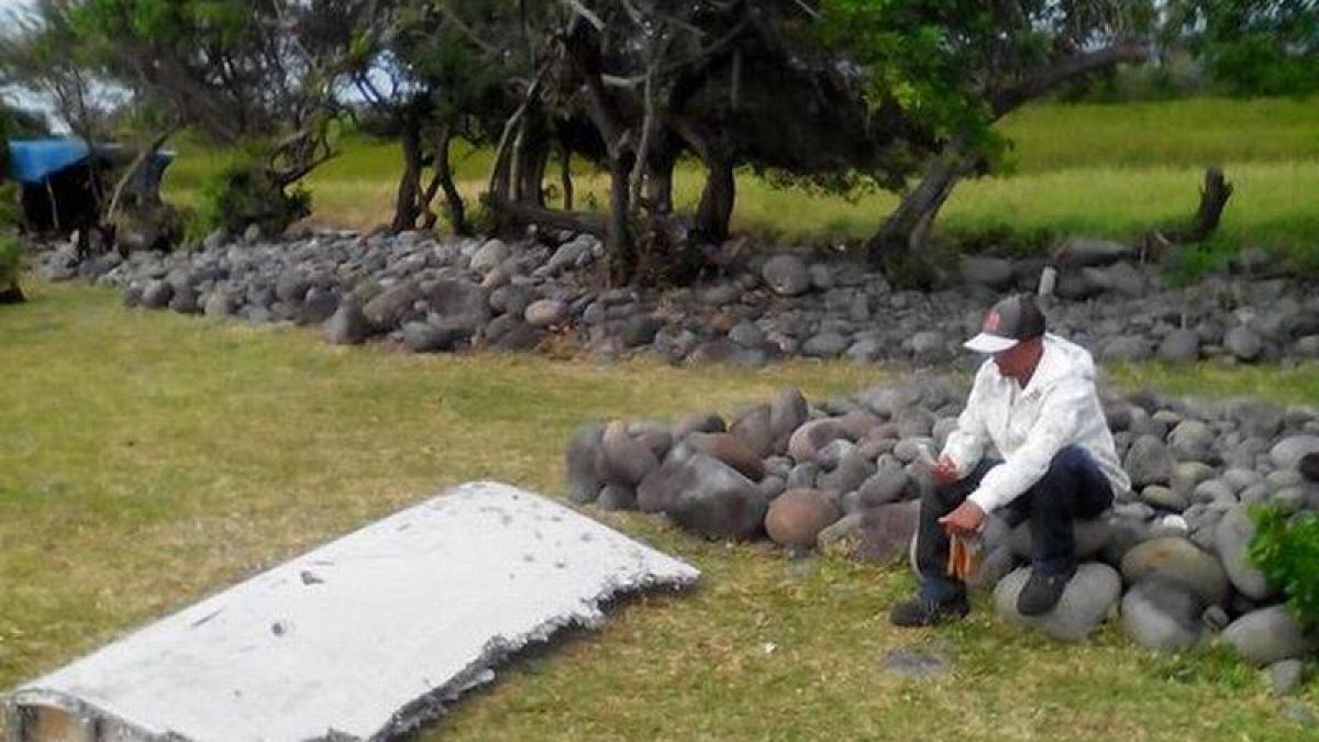 Una de las piezas encontradas que puede ser parte del vuelo MH370 de Malaysia Airlines desaparecido en marzo de 2014.-Foto: @PeurAvion