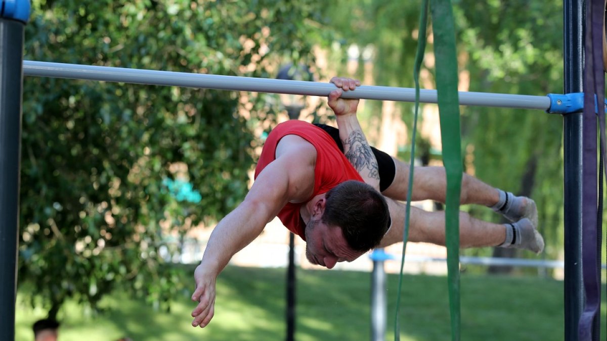 Una imagen de un deportista practicando la calistenia en Las Moreras. / M. ÁLVAREZ