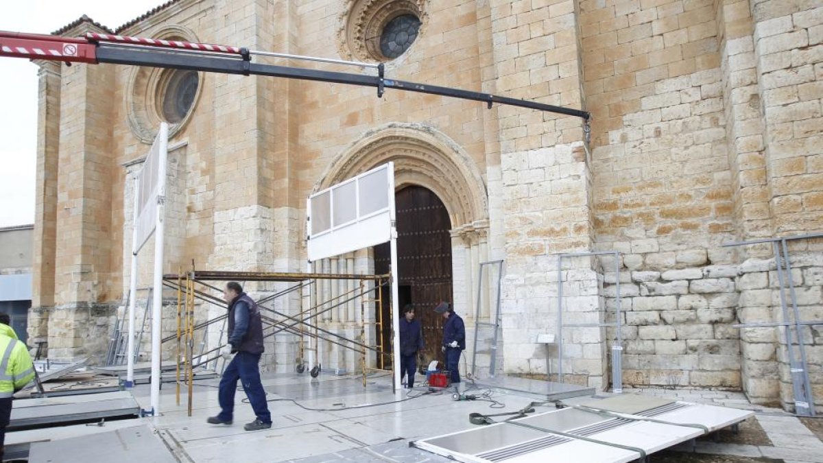Varios operarios trabajan en el montaje de ‘Aqva’ en la Colegiata de Santa María la Mayor-J. M. LOSTAU