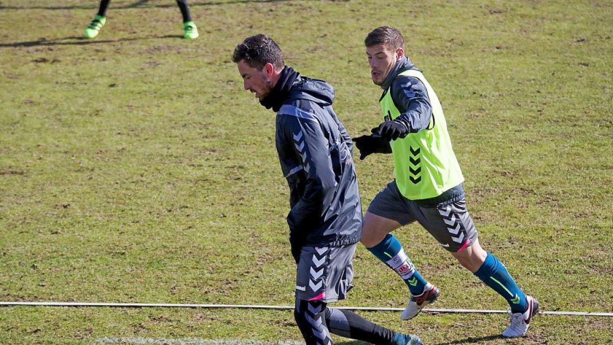 Rennella, presionado por Tiba en el entrenamiento de ayer.-Pablo Requejo