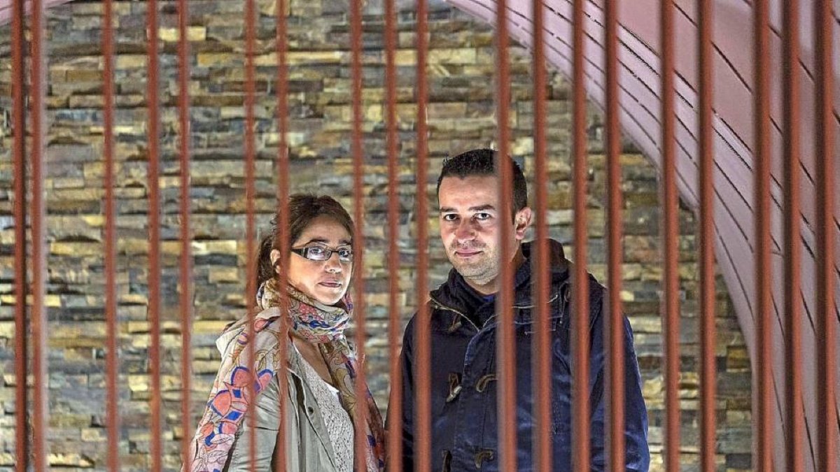 Anna Sánchez y Miguel Chaparro, en la ‘cueva’ donde los participantes comienzan el reto.-M. Á. Santos