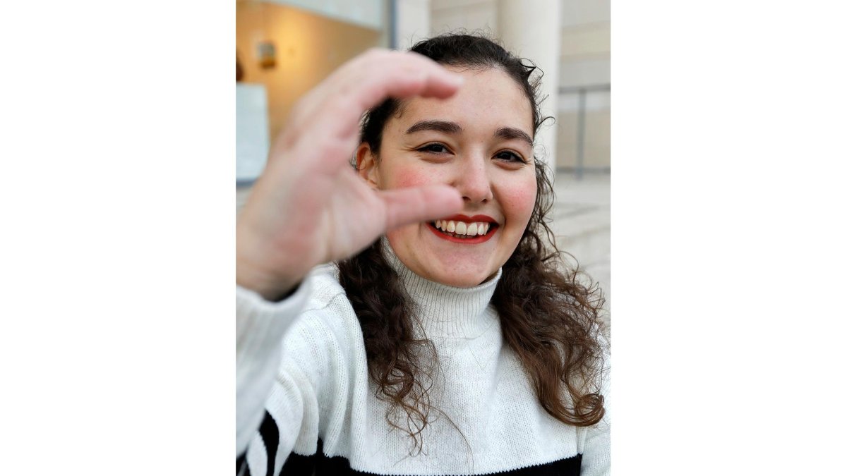 La ingeniera química Yelitza Delgado realiza un gesto en lengua de signos. EL MUNDO