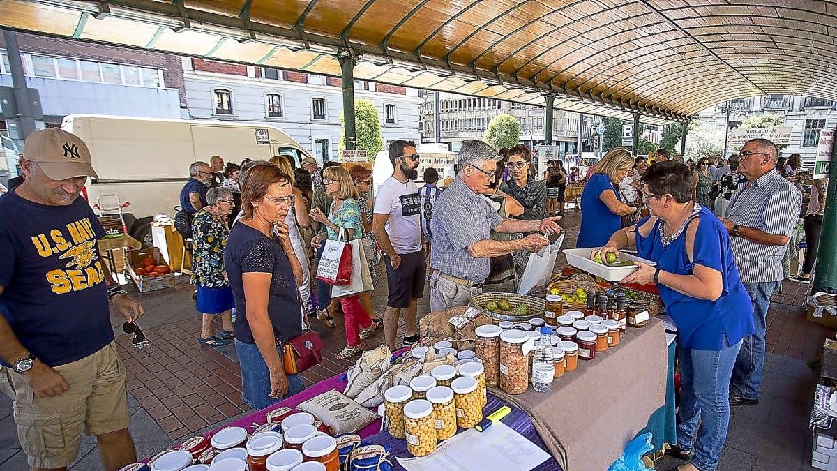Un señor compra fruta en uno de los puestos de la XI edición del Mercado Ecológico de la plaza de España.-T.SANCHO / PHOTOGENIC