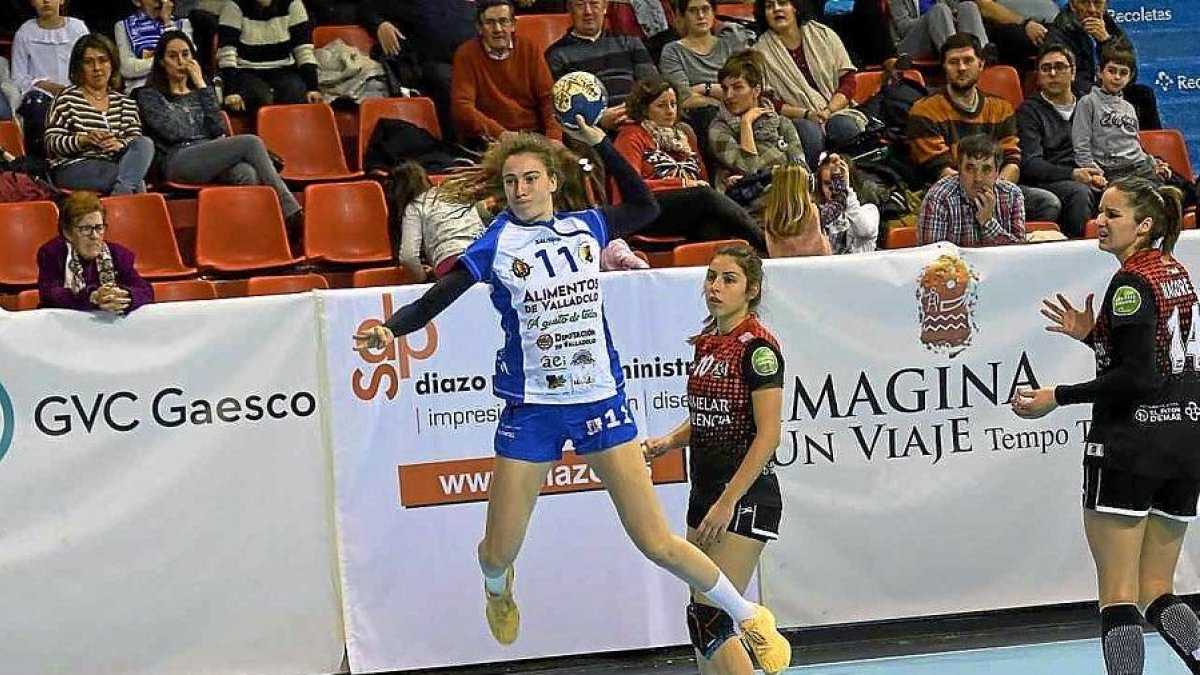 María González Niño se dispone a lanzar tras superar la defensa rival.-VALENTÍN GONZÁLEZDEGARIBAY