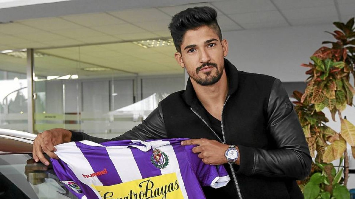 Tulio de Melo posa con la camiseta del Real Valladolid durante su presentación-J.M.Lostau
