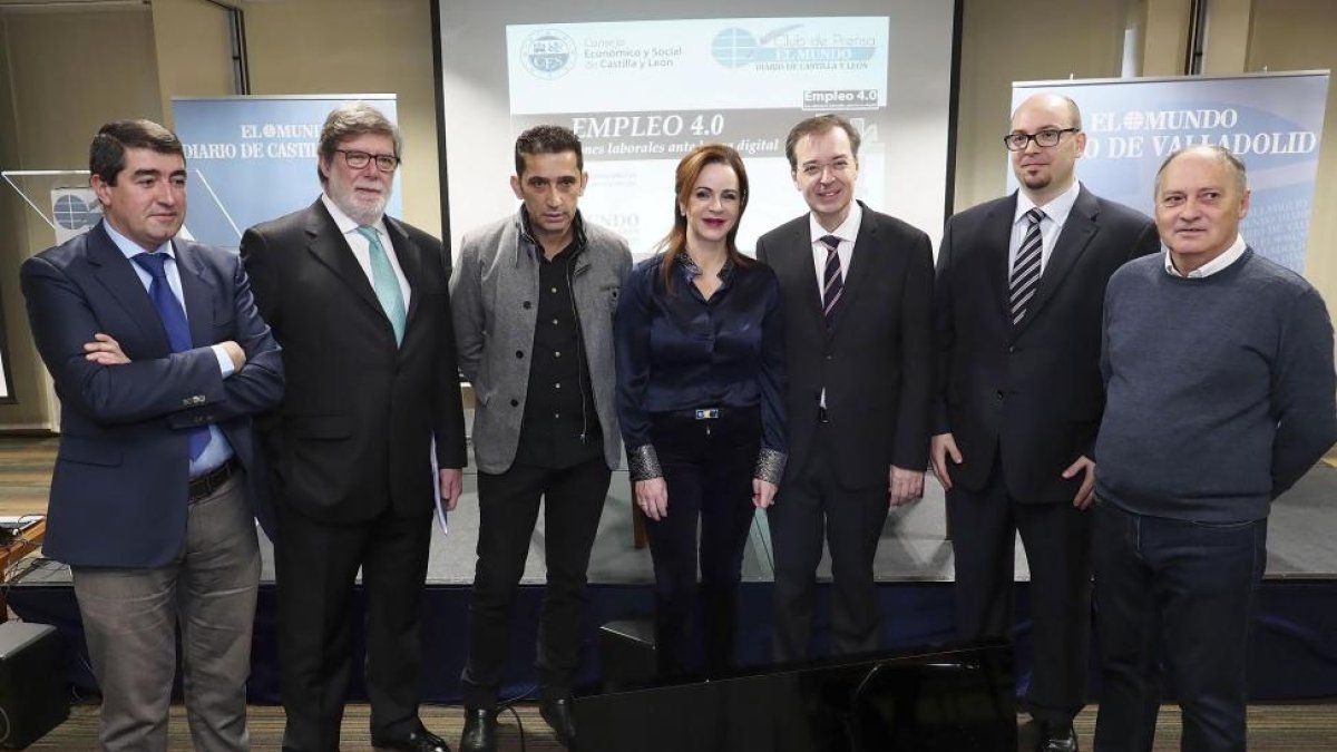 De I a D; Pablo Lago, director del Mundo Castilla y León, Santiago Aparicio, presidente de CECALE, Vicente Andrés, secretario general de CCOO Castilla y León, Silvia Clemente, Presidenta de las Cortes de Castilla y León, Germán Barrios, prsidente del CES.-R. VALTERO / ICAL