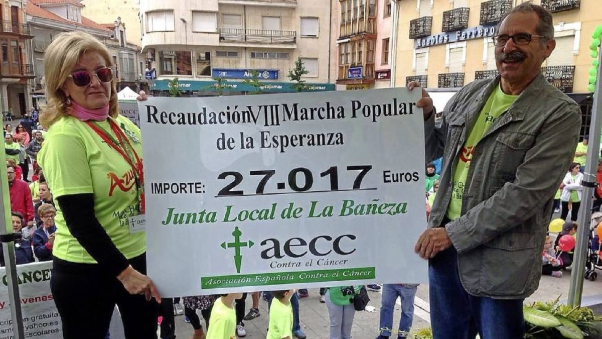 Miembros de la asociación muestran la recaudación conseguida.-EM